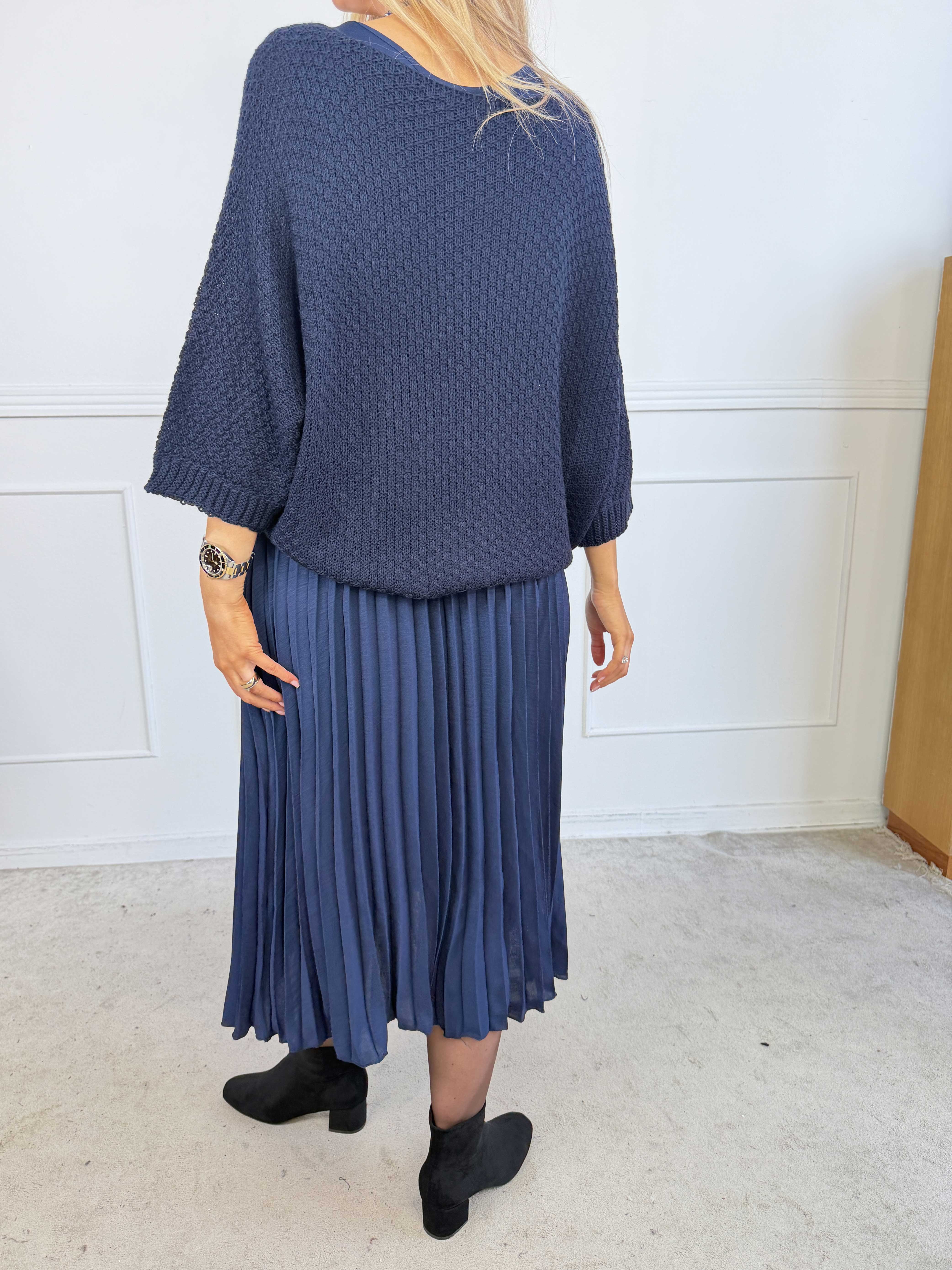 Nanna – Elegant tvådelad klänning i viskos med veckad kjol och matchande stickad överdel.